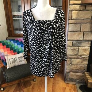 DANA BUCHMAN SIZE LARGE VERY STRETCHY 3/4 SLEEVE BLACK AND WHITE CAREER TOP.